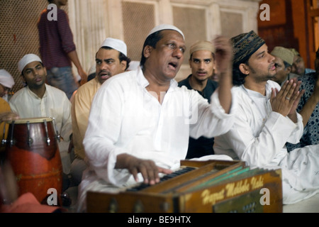 Qawwalli singers, à l'Amir Khusro sanctuaire Soufi Dehlavi enfoui à l'Hazrat Nizamuddin Awlia culte, Delhi, Inde Banque D'Images