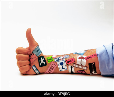 L'avant-bras de l'homme avec les étiquettes d'expédition Banque D'Images