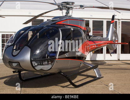 Eurocopter EC130 B4 Ecureuil Hélicoptère G-CFWX au salon Helitech aérodrome Duxford Cambridgeshire Angleterre Royaume-Uni UK Banque D'Images