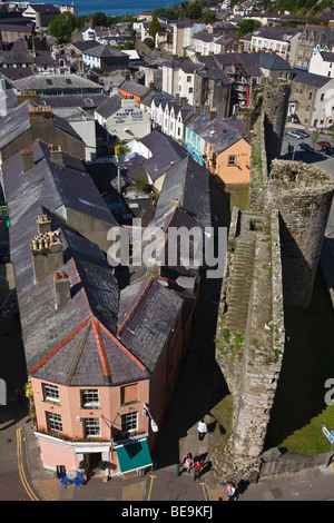 Vue aérienne de la ville de Caernarfon et trou dans le Wall Street du château, Gwynedd, Pays de Galles Banque D'Images