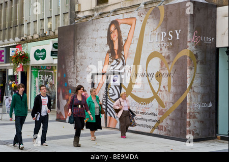 En dehors de la thésaurisation Lipsy fashion store avec les consommateurs en passant dans le centre de Cardiff South Wales UK Banque D'Images