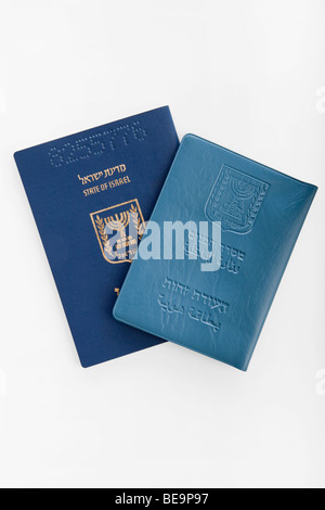 Décoration d'une carte d'identité israélienne et de passeport sur fond blanc Banque D'Images