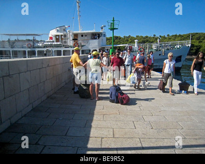 La Croatie ; Hrvartska ; Croatie ; Šibenik-Knin, Privč Privč Île, Luka, passager de descendre du ferry, d'autres attendre pour obtenir sur Banque D'Images