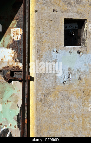 Recouvert de graffitis sur pan de mur et porte en acier rouillé dans la seconde guerre mondiale 2 Gardiennage fortification Fort Worden WA Puget Sound Banque D'Images