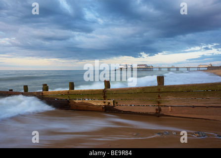 Jetée de Cromer dans North Norfolk sur une soirée d'été moody Banque D'Images