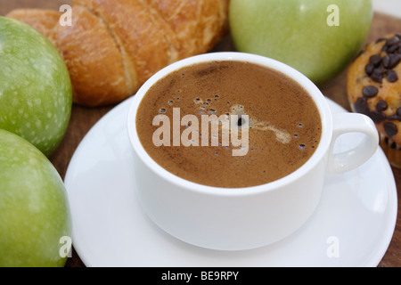 Tasse de café, des pommes et de la pâtisserie Banque D'Images
