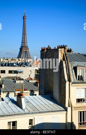 Tour Eiffel à travers des toits de Paris Banque D'Images