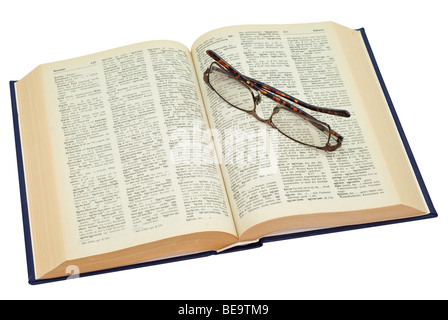 Vieux livre jauni ouverte avec des lunettes, enregistré avec clipping path Banque D'Images