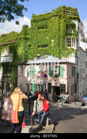 Jolie rue près de Montmartre à Paris. La France. Banque D'Images