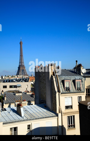 Tour Eiffel à travers des toits de Paris Banque D'Images