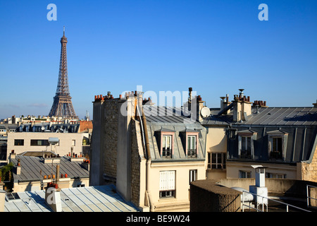 Tour Eiffel sur les toits de Paris, France Banque D'Images