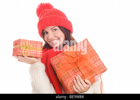 Femme heureuse avec des cadeaux isolé sur fond blanc Banque D'Images