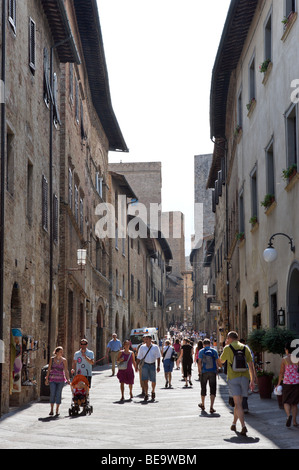 Via San Matteo, l'un des principaux dans la vieille ville, San Gimignano, Toscane, Italie Banque D'Images