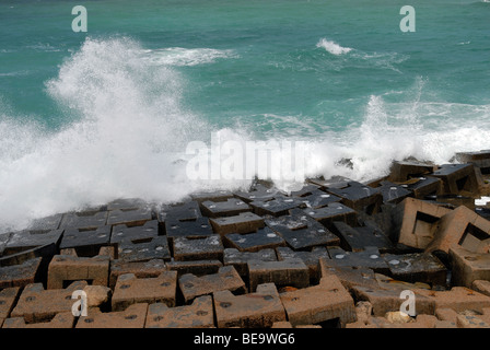 Vagues se brisant sur une jetée du port d'Alexandrie, Egypte Banque D'Images