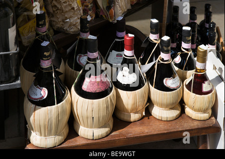 Boutique de vente de vin Chianti local en bouteilles traditionnelles (fiaschi), la vieille ville, San Gimignano, Toscane, Italie Banque D'Images