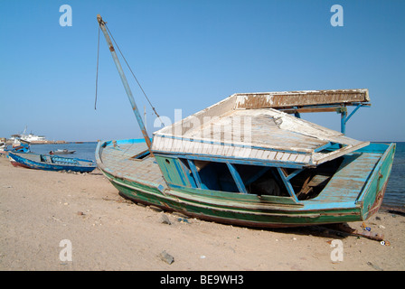 Bateau de pêche en bois cassée sur une plage de sable de Safaga, Egypte Banque D'Images