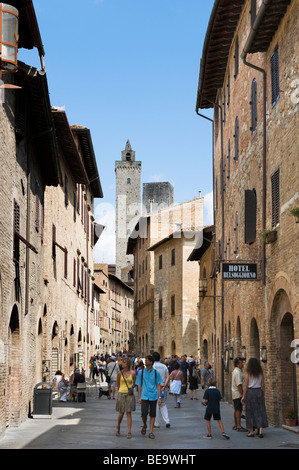 Via San Giovanni en regardant vers la Torre Grossa, San Gimignano, Toscane, Italie Banque D'Images