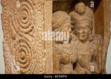 2ème c BC Sunga Sculpture d'un couple amoureux au National Museum de New Delhi Inde Banque D'Images