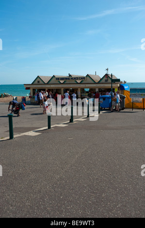 café front de mer à brighton avec des gens Banque D'Images