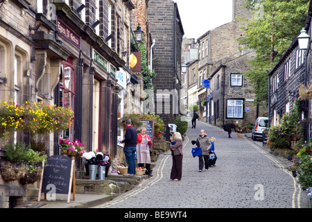 Jusqu'à la rue principale d'Haworth , un village perché dans le West Yorkshire, où la famille vivait à Bronte Banque D'Images