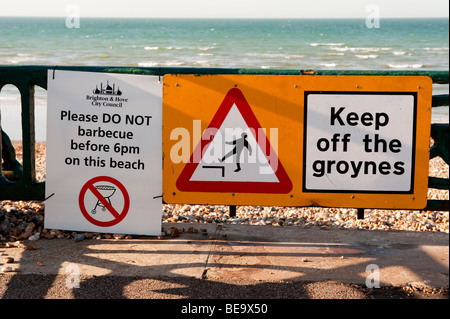 Panneau d'avertissement sur la plage - garder à l'écart des groynes Banque D'Images