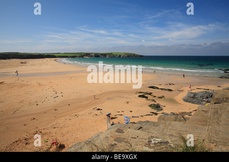 La fin de l'été/début glorieux jour d'automne à Harlyn Bay, les surfeurs/amateurs dans la distance, Cornwall, England, UK Banque D'Images