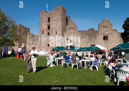 Les visiteurs au château de Ludlow Ludlow Food Festival Shropshire Banque D'Images