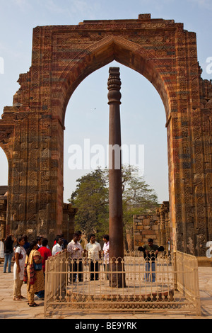 Le pilier de fer de Delhi Qutb Minar à Delhi en Inde Banque D'Images