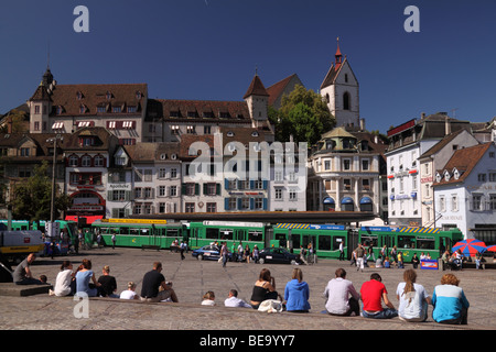 Un après-midi d'été, les tramways et les gens de passage à l'animation autour de la mouture d'Barfuesserplatz carré, centre-ville de Bâle Banque D'Images