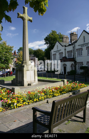 Village de Disley, Angleterre. Disley war memorial avec le 19ème siècle Rams Head public house en arrière-plan. Banque D'Images