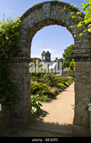 dh Seigneurie Gardens LA SEIGNEURIE SARK ISLAND Arc de mur victorien jardin fleuri de la porte et jardins clos de la maison canal îles guernesey royaume-uni Banque D'Images