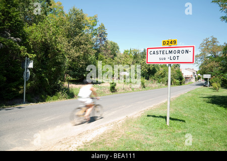 Un cycliste entrant Castelmoron, Aquitaine, France, Europe Banque D'Images