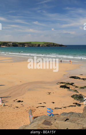 La fin de l'été/début glorieux jour d'automne à Harlyn Bay, les surfeurs/amateurs dans la distance, Cornwall, England, UK Banque D'Images