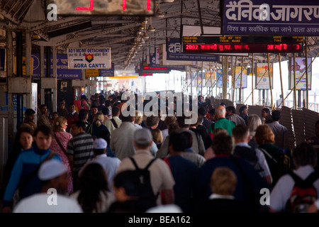 Agra Cantonment Railway Station à Agra Inde Banque D'Images