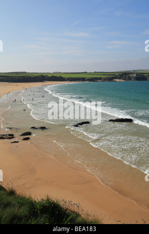 La fin de l'été/début glorieux jour d'automne à Harlyn Bay, les surfeurs/amateurs dans la distance, Cornwall, England, UK Banque D'Images