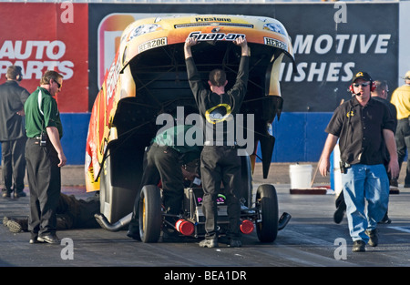 Un équipage vérifie une drôle de voiture à 2008 temps NHRA Trials Action à Firebird International Raceway, Chandler, Arizona, USA Banque D'Images