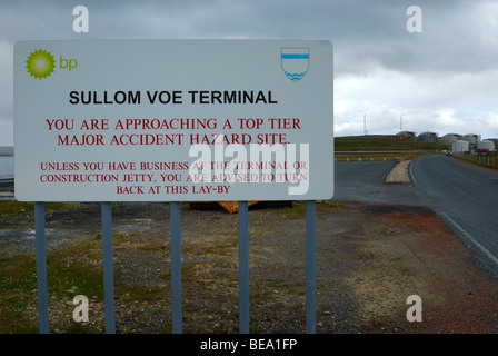 Panneau d'avertissement au terminal pétrolier de Sullom Voe, Shetland, Écosse Banque D'Images