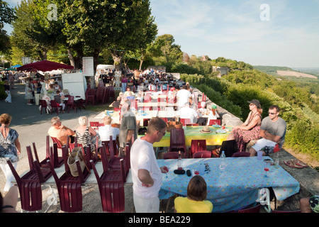 Marché des producteurs du soir dans le village de Verteuil-d'Agenais, Aquitaine, France Banque D'Images