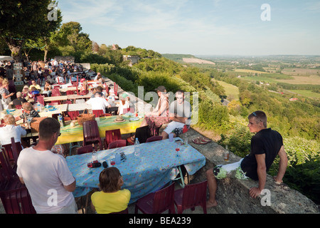 Marché des producteurs du soir dans le village de Verteuil-d'Agenais, Aquitaine, France Banque D'Images