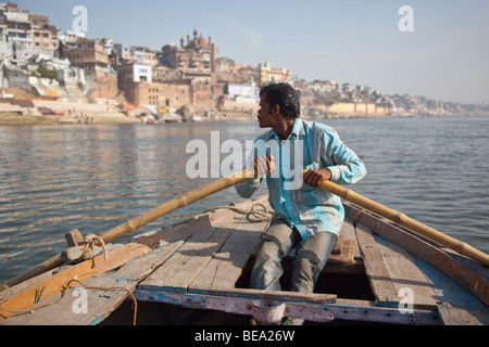 La mosquée Alamgir et barque sur le Gange à Varanasi Inde Banque D'Images