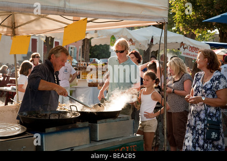 Fruits de mer stand au marché des producteurs du soir dans le village de Verteuil-d'Agenais, Lot et Garonne, Aquitaine, France Banque D'Images