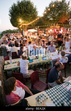 Marché des producteurs du soir dans le village de Verteuil-d'Agenais, Aquitaine, France Banque D'Images