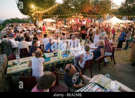 Marché des producteurs du soir dans le village de Verteuil-d'Agenais, Aquitaine, France Banque D'Images