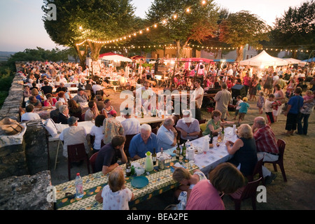 Marché des producteurs du soir dans le village de Verteuil-d'Agenais, Aquitaine, France Banque D'Images