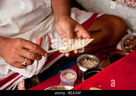Paan indien vendeur préparer une feuille à Varanasi Inde Banque D'Images