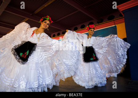 Ballet Folklorico Resurrecion effectue des danses folkloriques mexicaines traditionnelles au Los Angeles County Fair (2009) Pomona Fairplex Pomona, Californie, États-Unis d'Amérique Banque D'Images