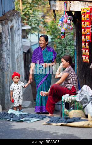 Mère et enfant de Ghum à Darjeeling en Inde Banque D'Images