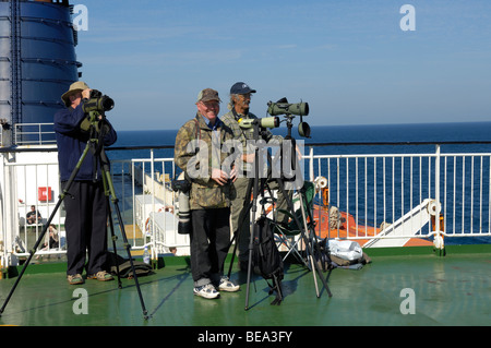 Groupe de passagers sur le pont de P&O 'fierté' de Bilbao ferry dans la baie de Biscaye l'observation des baleines Banque D'Images