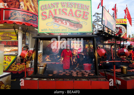 Hamburgers sur le grill à un stand à la foire du comté de Los Angeles Banque D'Images
