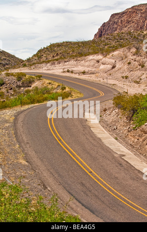 Ranch Road 170 dans la région de Big Bend Ranch State Park dans le sud-ouest du Texas. Banque D'Images